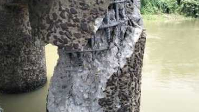 ড্রেজারের ধাক্কায় ভেঙে গেছে ৪ কোটি টাকায় নির্মিত ব্রিজের পিলার