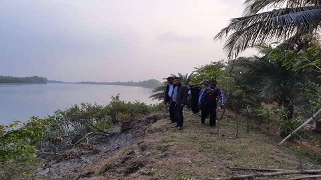 শ্যামনগরে বেড়িবাধ ভাঙ্গনের আতংকে এলাকাবাসী, সংস্কারের দাবী